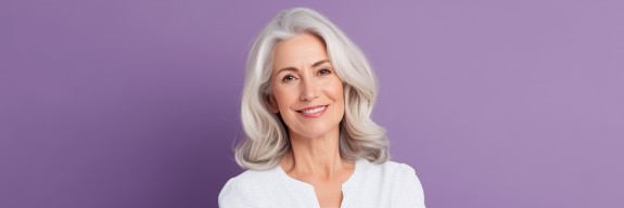 lächelnde Frau mit weißen Haaren (auf lila Hintergrund)