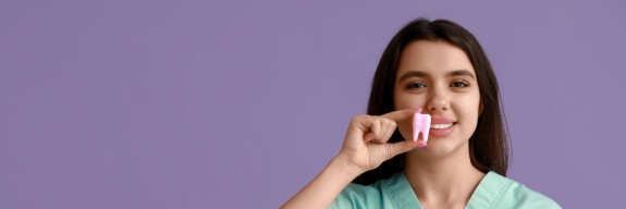 junge Assistenzärztin (auf lila Hintergrund)